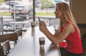 Z jakimi kosztami należy się liczyć przy zalaniu woda telefonu?