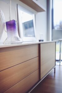 komody – jak wybrać idealny model do swojego wnętrza?