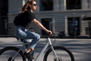Jakie akcesoria rowerowe warto kupić: oświetlenie, kask, nawigacja i niezbędne gadżety do komfortu oraz bezpieczeństwa